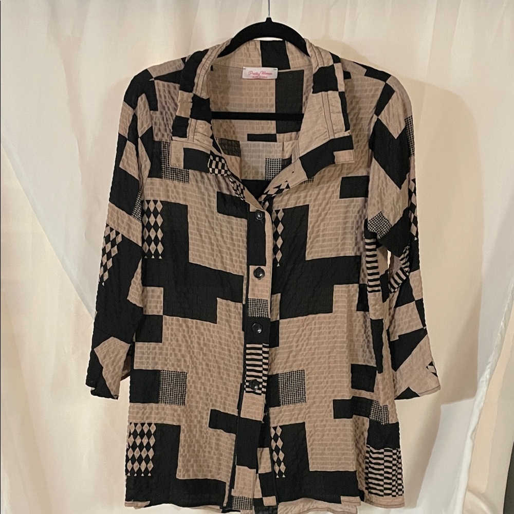 Pretty Woman Geometric Print Button-Front Top in Black and Tan